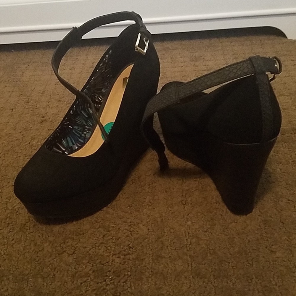 Black wedges